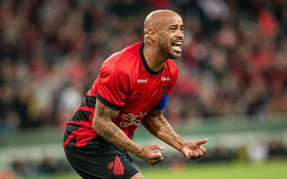 Zagueiro pedido por António Oliveira abre o jogo sobre interesse do Corinthians