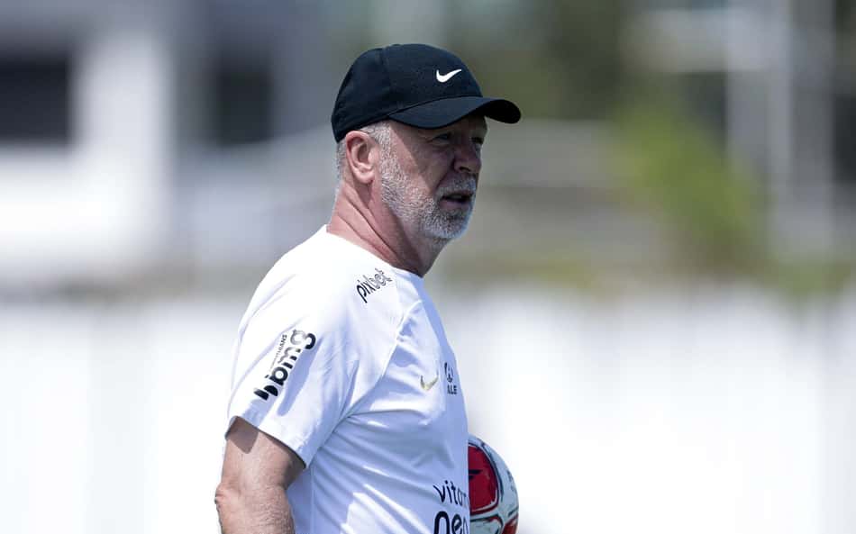 Mano Menezes evita críticas à diretoria do Corinthians e explica processo: 'Futebol é muito duro'