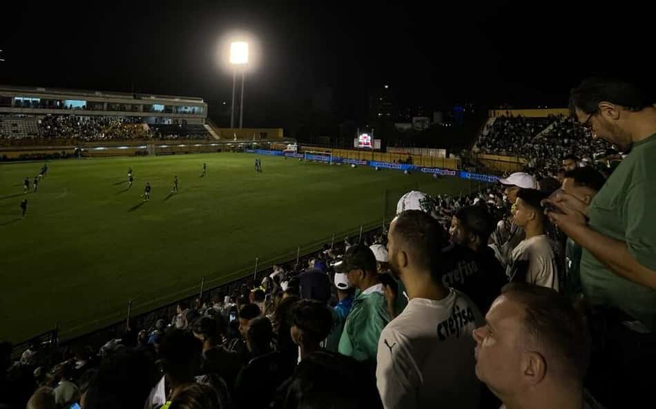 Torcedores do Palmeiras brincam com falta de luz: 'Nem o refletor aguentou'