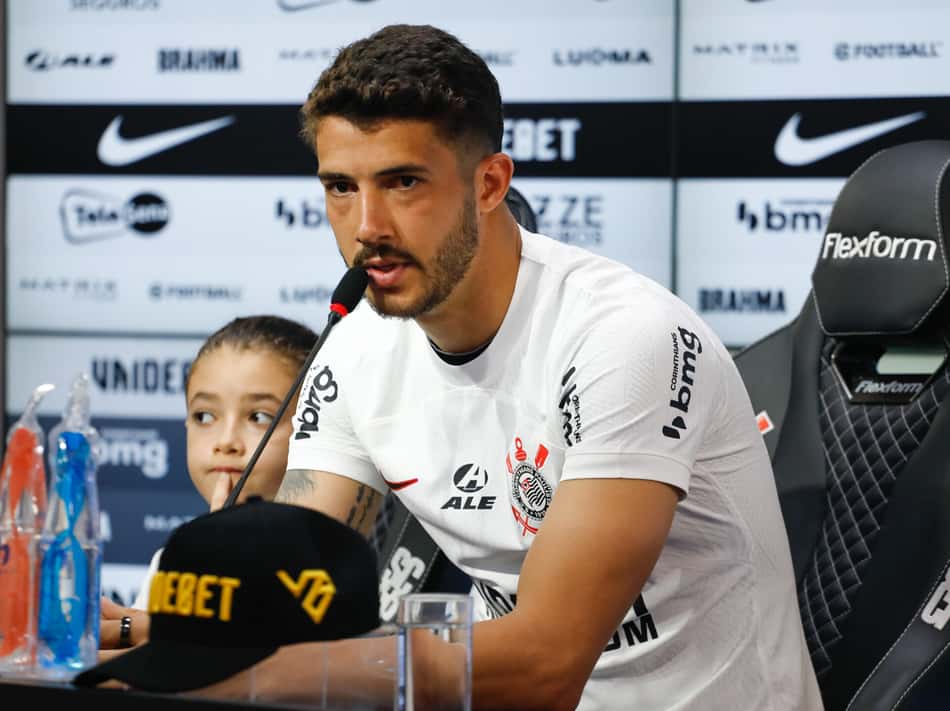 Gustavo Henrique com a camisa branca do Corinthians durante coletiva