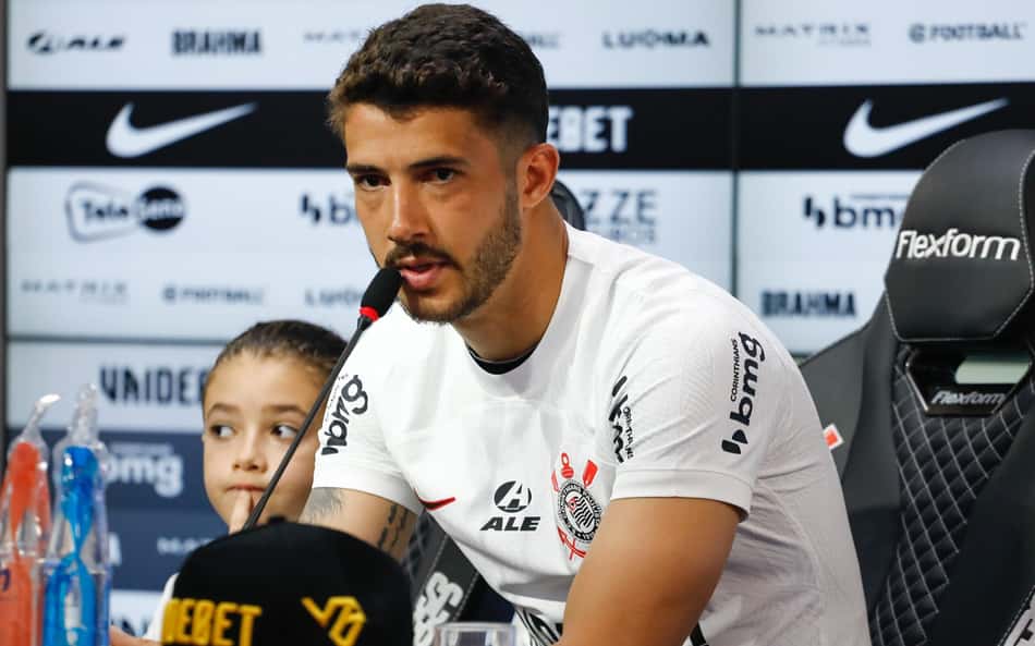 Gustavo Henrique é apresentado no Corinthians, elogia António de Oliveira e afirma sobre convite: 'É uma convocação'