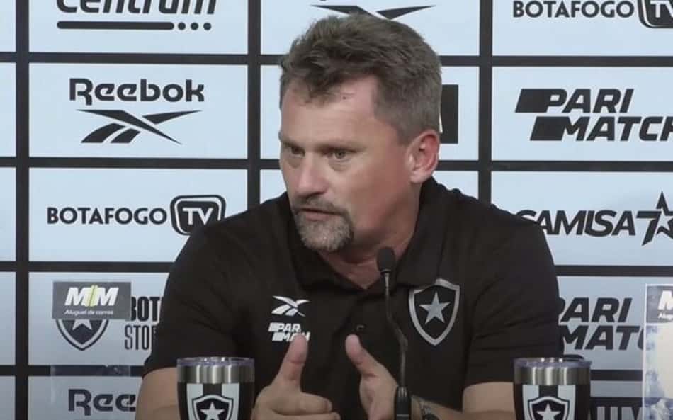 Interino, Fábio Matias agradece chance no Botafogo: "maior oportunidade que já tive"