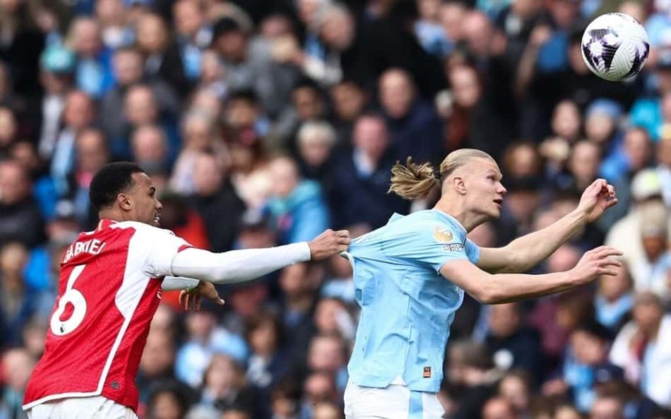 Haaland perde chance clara em clássico na Premier League, e web não perdoa: 'Some em jogo grande'