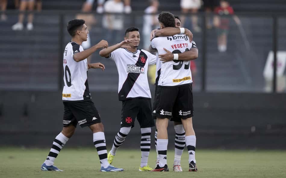 VÍDEO: Adson exalta Payet, companheiro de Vasco: 'Um craque'