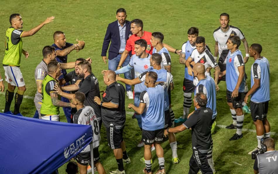 Rizek rasga o verbo contra jogadores após confusão em Vasco x Água Santa: 'Grotesco'