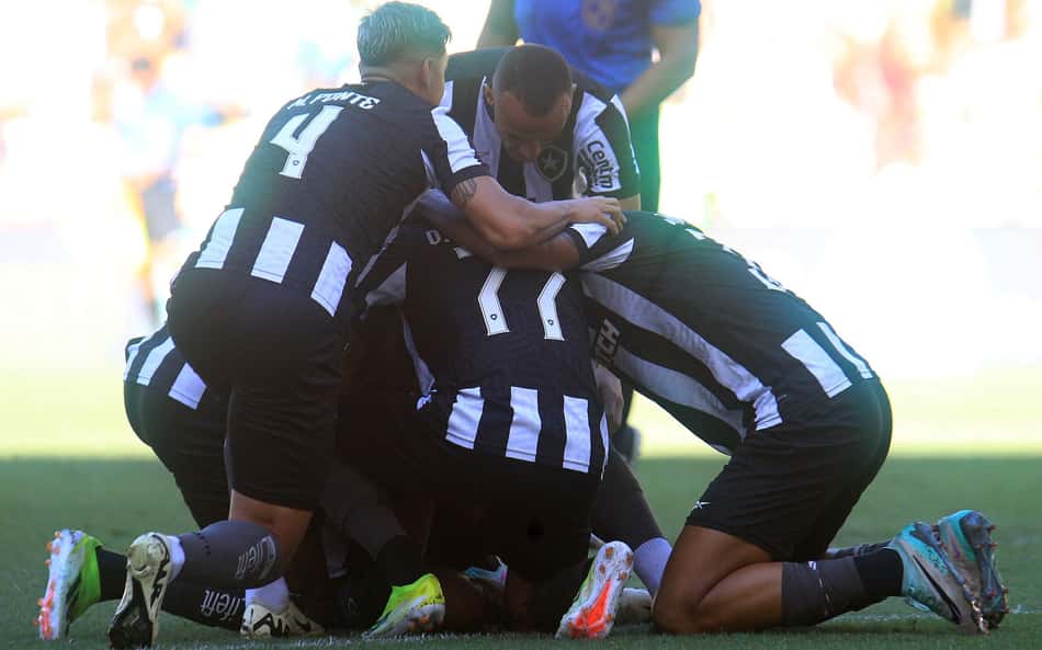 Com cavadinha em pênalti e final eletrizante, Botafogo vence Fluminense, pelo Campeonato Carioca