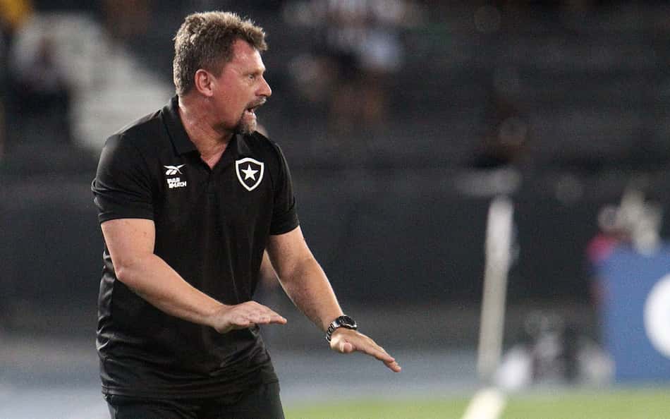 Fábio Matias exalta goleada do Botafogo e evita falar sobre novo técnico: 'Determinação do clube'
