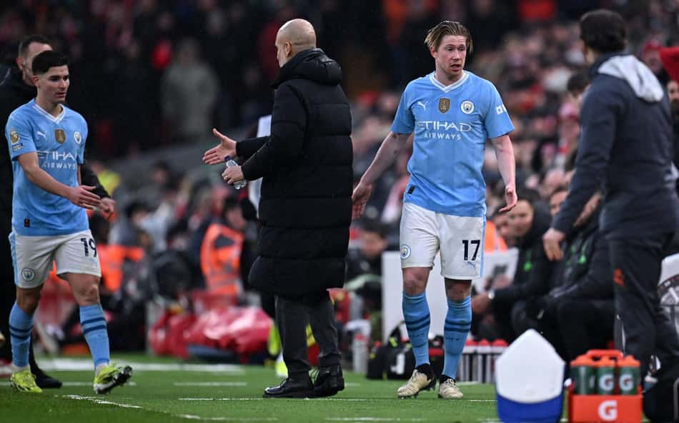 Guardiola ameniza 'treta' com De Bruyne durante empate com o Liverpool