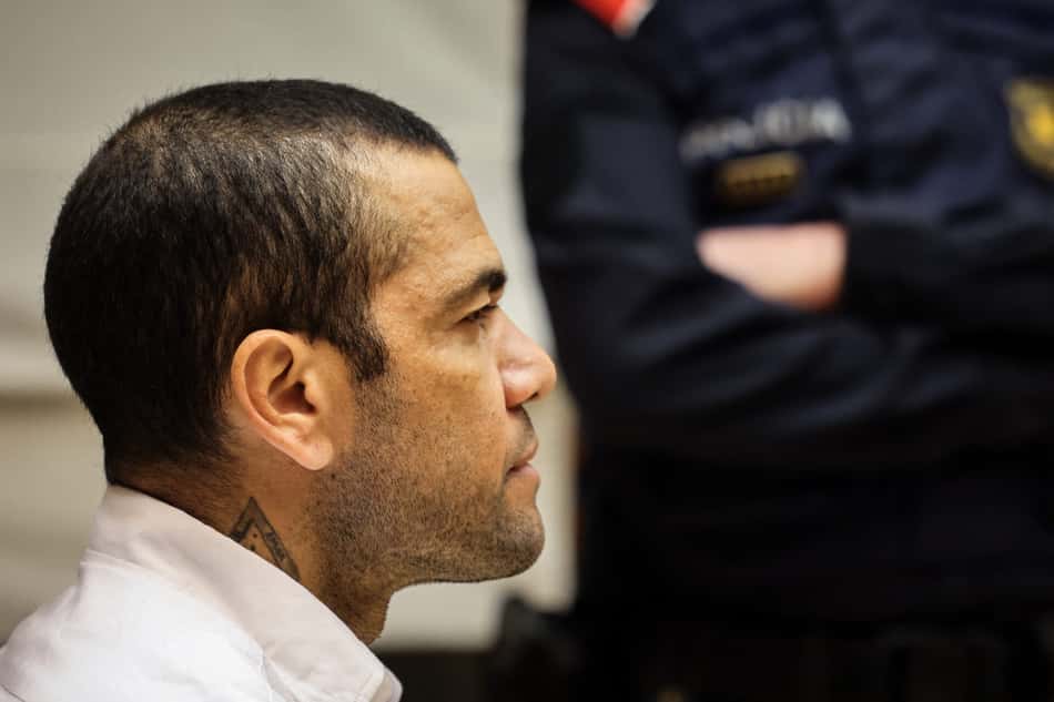 Daniel Alves reage durante julgamento, em 2022 (Foto: Jordi Borras/AFP)