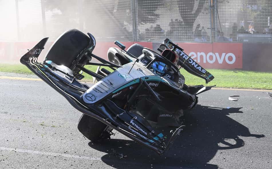 F1: chefe da Mercedes estranha freada de Alonso em acidente, mas evita acusações