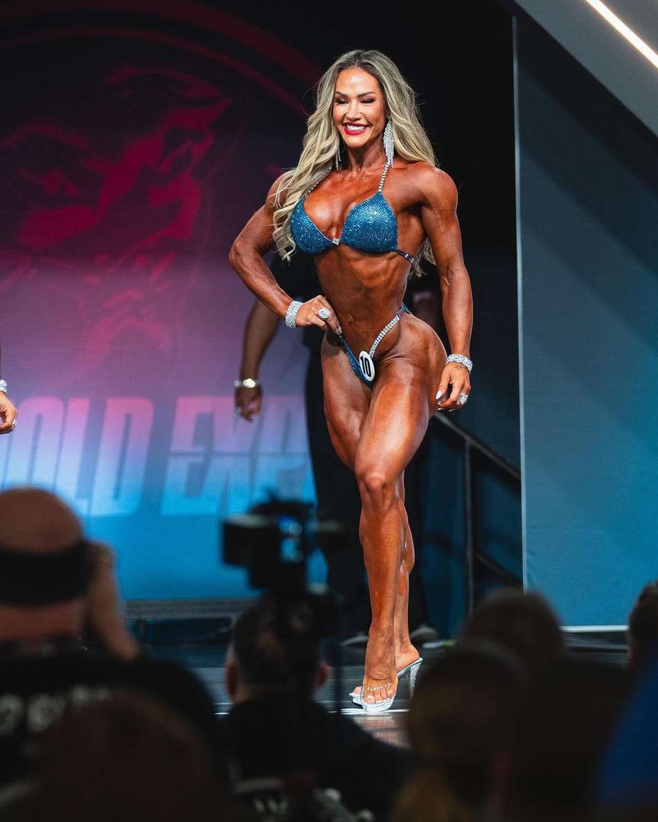 Acadacompeticaoa@franciellemattosapresentaumfisicomelhor@arnoldsportsrolandoeanossarainhajapassoupelasprevias.Qualeotop3dacategoriaWellnessnaopiniaodevocesduranteoArnoldClass-1