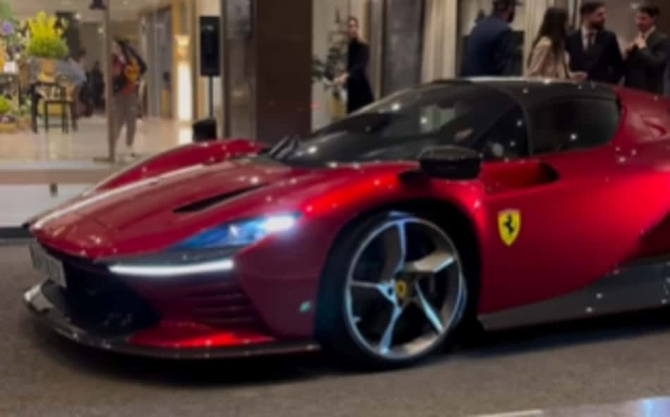 Cristiano Ronaldo é flagrado com nova Ferrari de R$ 10 milhões; veja vídeo