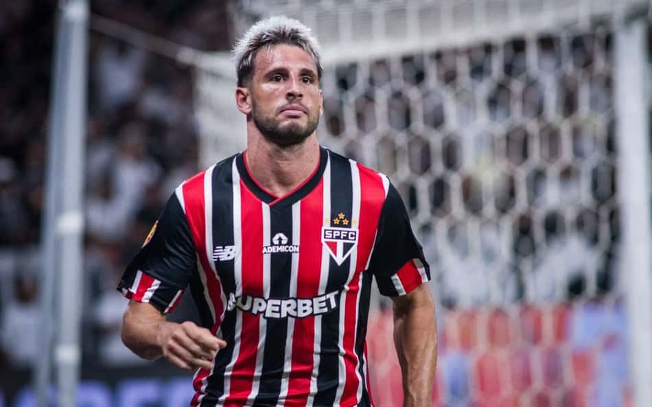 Torcedores do São Paulo registram filha com nome de Calleri, que reage nas redes sociais