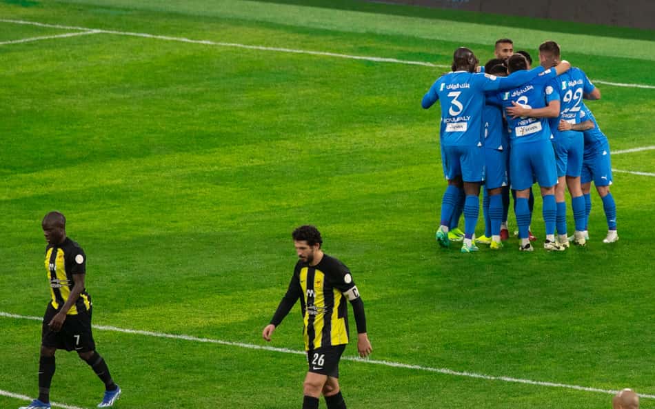 Torcida do Al-Ittihad organiza protesto contra injustiça na liga saudita, após derrota para o Al-Hilal