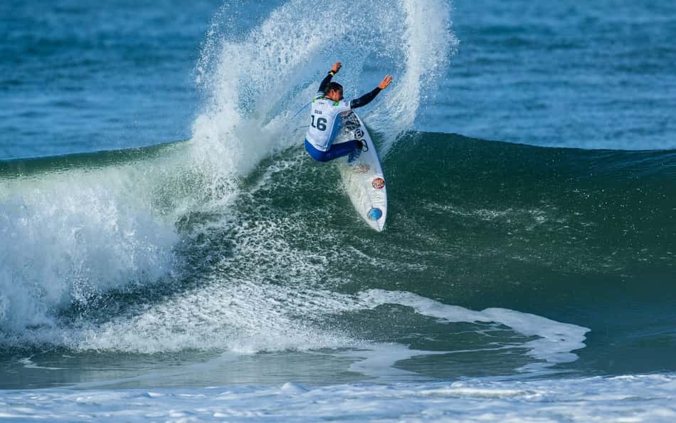 Surfe: Medina vai à repescagem, mas cinco brasileiros avançam em Peniche