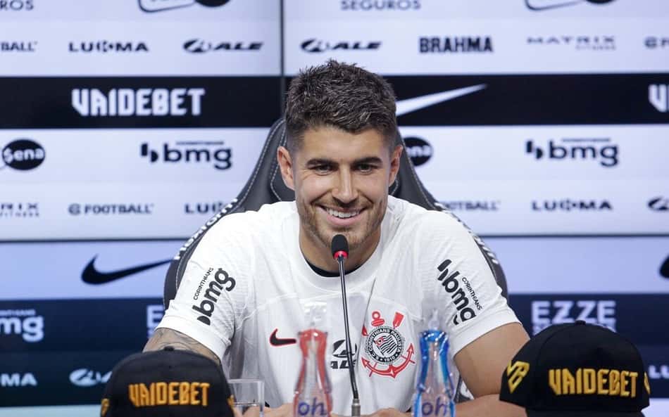 Pedro Raul diz quem é o jogador mais estiloso do Corinthians e que 'não se incomoda por ser bonito'
