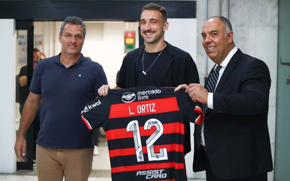 Léo Ortiz desembarca no Rio para assinar com o Flamengo: 'Conquistar vitórias'