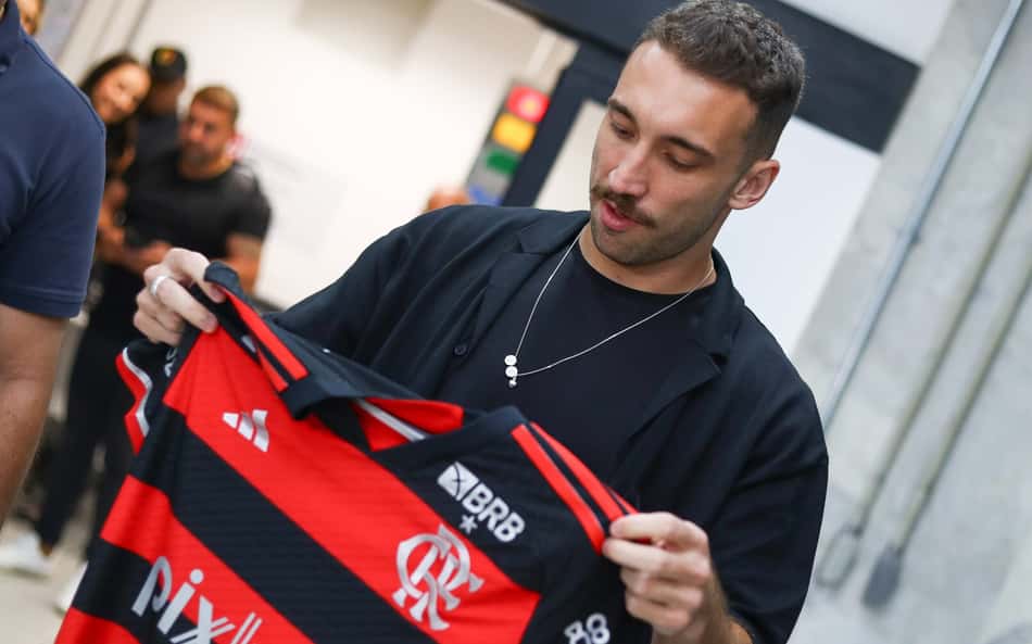 Torcedores do Flamengo se empolgam com chegada de Léo Ortiz: 'Melhor zaga do Brasil'