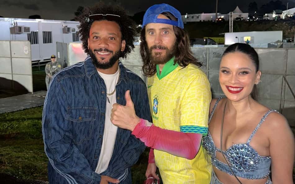 Marcelo presenteia estrela do Lollapalooza com camisa do Fluminense