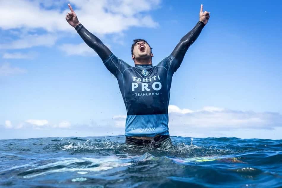 Gabriel Medina vibra com o título em Teahupoo em 2018 — Foto: Damien Poullenot / WSL