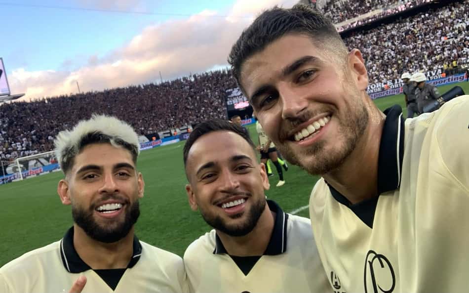 Torcida do Corinthians vai à loucura com Pedro Raul: 'Obrigado por salvar a minha vida'