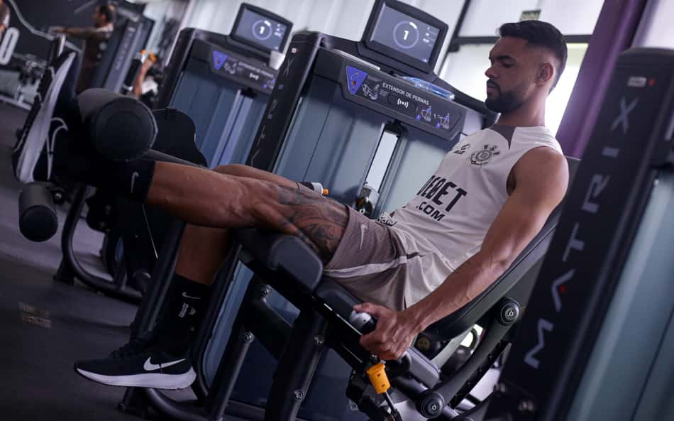 Sem 'nojo' de carrinho, Raniele vira pilar e conquista torcida do Corinthians