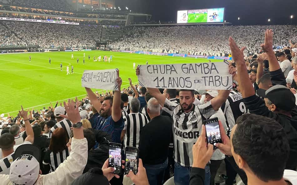Torcida do Santos provoca Corinthians na Neo Química Arena: 'Festa no lixeiro'