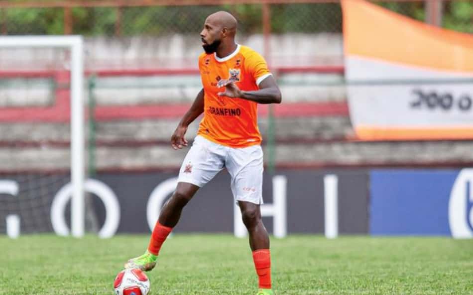 Zagueiro do Nova Iguaçu teve que fugir de guerra antes de se tornar revelação no Campeonato Carioca