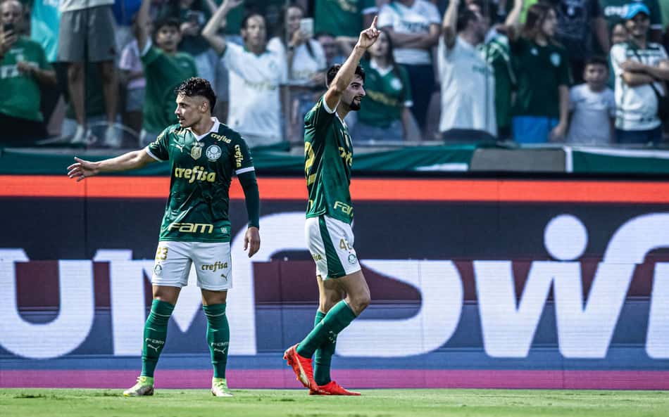 Palmeiras 'recria' grupo do Corinthians e foge de longas distâncias na Libertadores