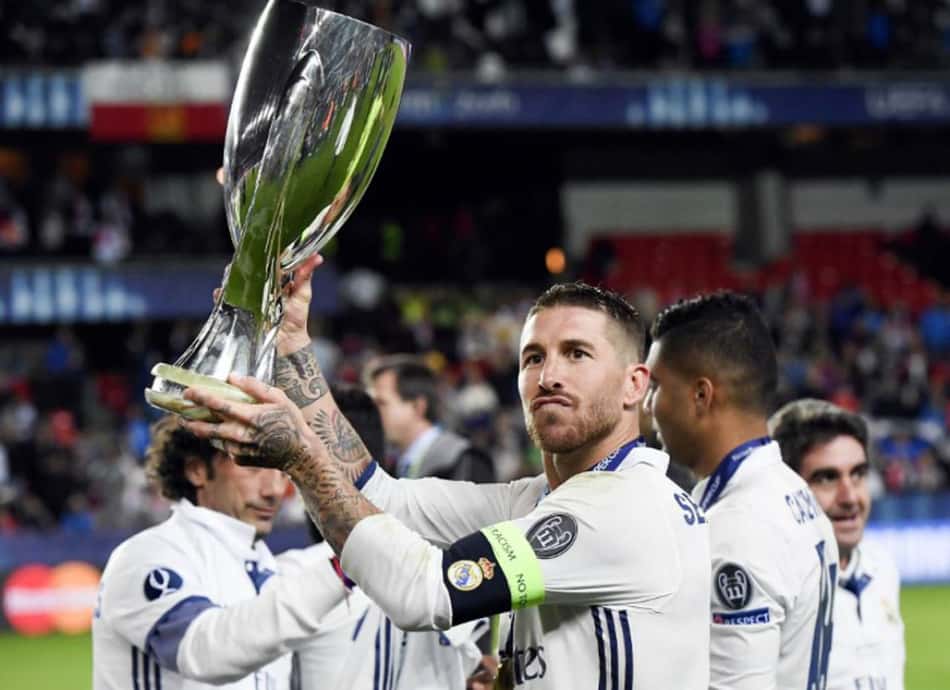 Sergio Ramos com taça conquistada pelo Real Madrid