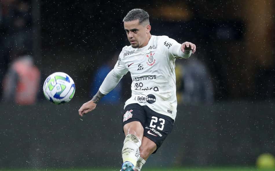 Neto rasga o verbo contra Fagner após expulsão: 'Absurdo o que ele faz em campo'