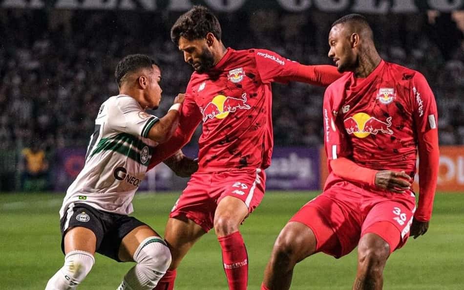 Lateral do RB Bragantino, Capixaba projeta duelo contra Botafogo: 'Investimento não entra em campo'