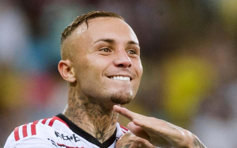 Em jogo movimentado, Flamengo vence o Fluminense por 2 a 0 no Maracanã