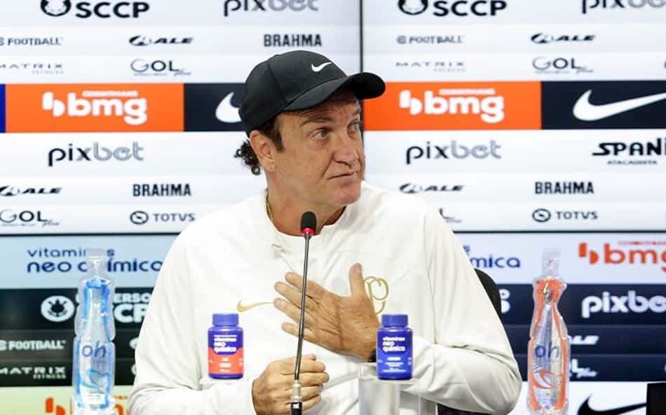 Cuca tenta 'atrapalhar', mas Corinthians acerta contratação de reforço