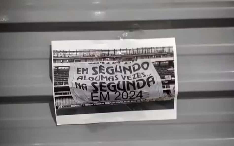 Torcida do Corinthians provoca Santos no entorno da Neo Química Arena