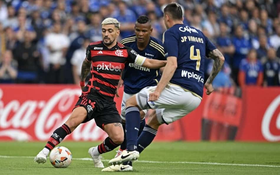 Flamengo larga na frente, mas cede empate contra o Millonarios na estreia da Libertadores