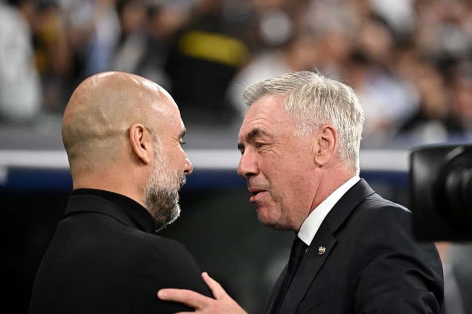 Ancelotti e Guardiola se cumprimentam
