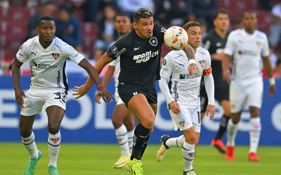 Jornalista questiona VAR em anulação de gol da LDU contra o Botafogo: 'Não é pra isso'