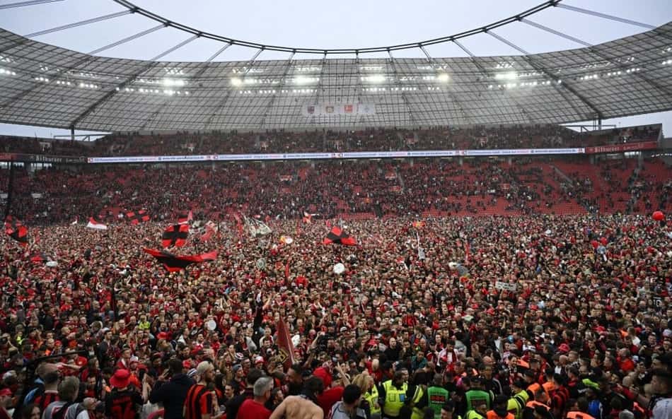 VÍDEO: Torcida do Leverkusen vai ao delírio e invade o campo para comemorar título inédito da Bundesliga