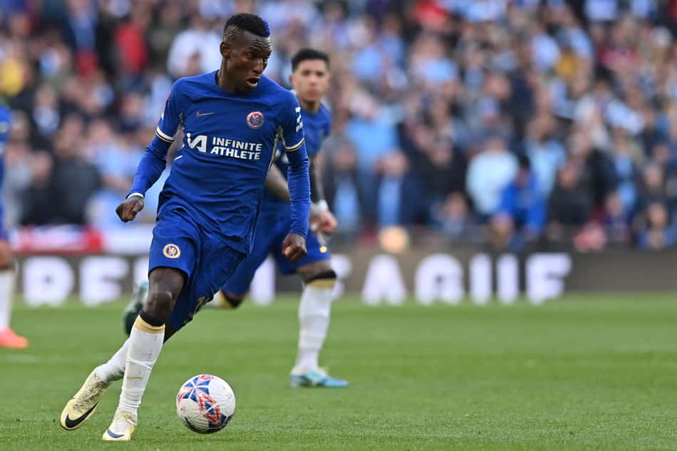 Nicolas Jackson com a bola na semifinal da FA Cup contra o Manchester City (Photo by Glyn KIRK / AFP).