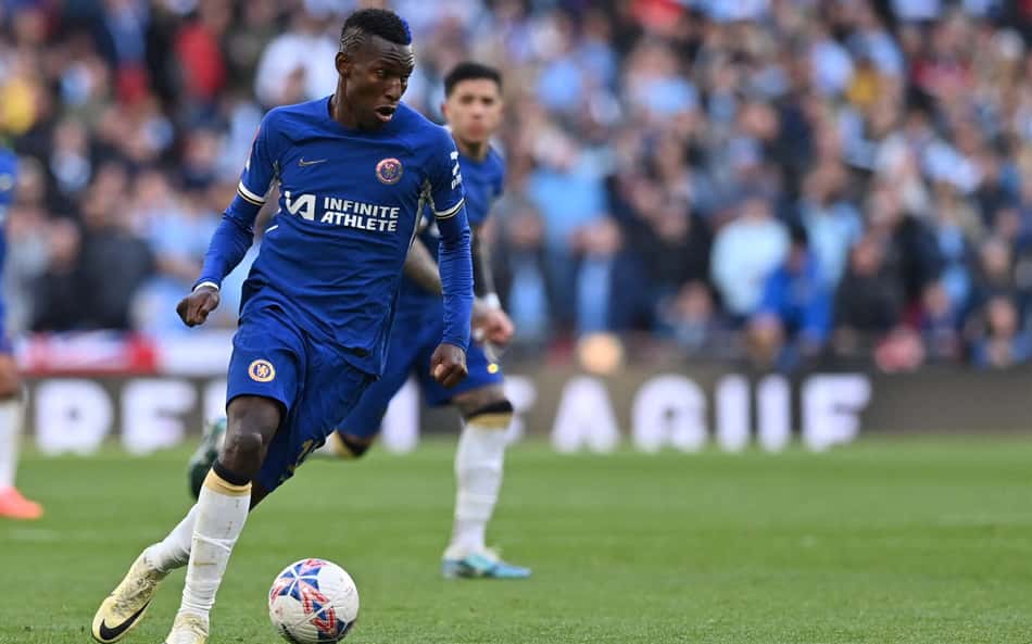 Torcedores entregam 'troféu Bagre de Ouro' a Nicolas Jackson por gols perdidos em eliminação do Chelsea