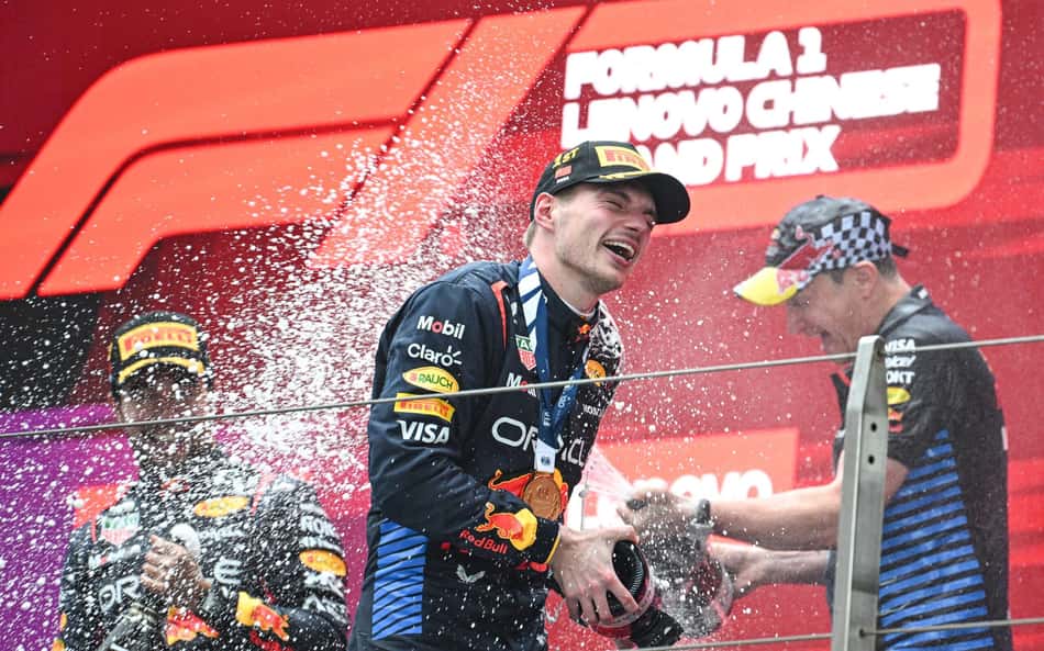 Max Verstappen controla rivais e vence GP da China de trapalhadas