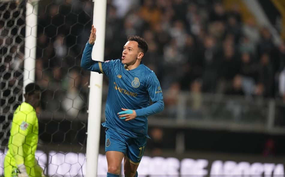 Pepê, ex-Grêmio, atinge marca importante na carreira e comemora: 'Fazem parte do meu desenvolvimento profissional'