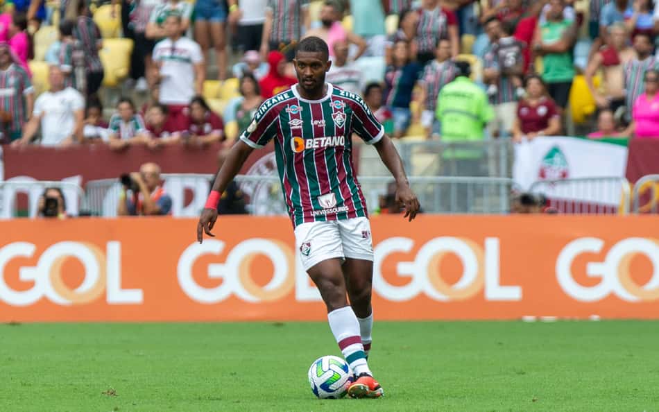 Defensor do Fluminense passa por cirurgia e tem futuro incerto no clube em 2024