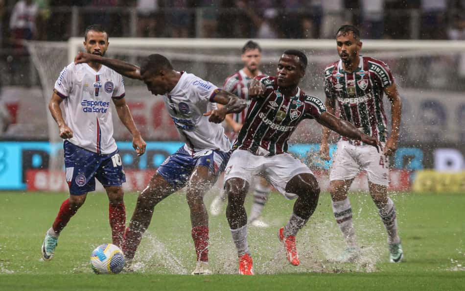 Web reage a gramado da Fonte Nova para jogo entre Bahia x Fluminense: 'Virou polo aquático'