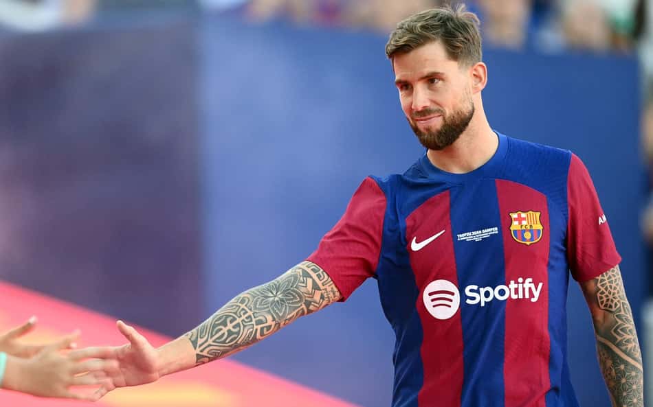 Zagueiro do Barcelona enfrenta torcedor após ser xingado na saída do CT; veja o vídeo