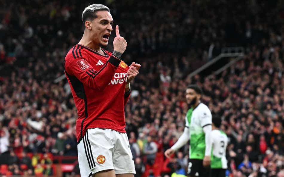 Antony, do Manchester United, justifica provocação polêmica em jogo da FA Cup: 'Defesa natural'