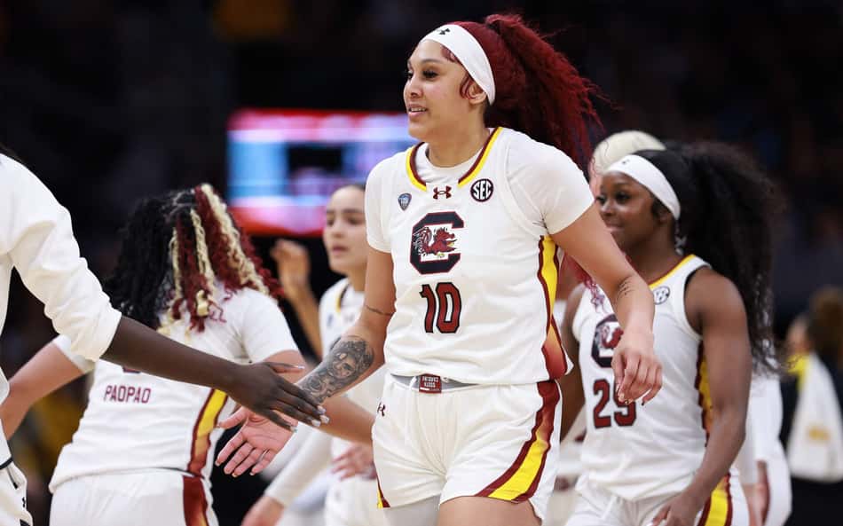 Brasileira Kamilla Cardoso brilha, vence fenômeno do basquete universitário e é campeã da NCAA