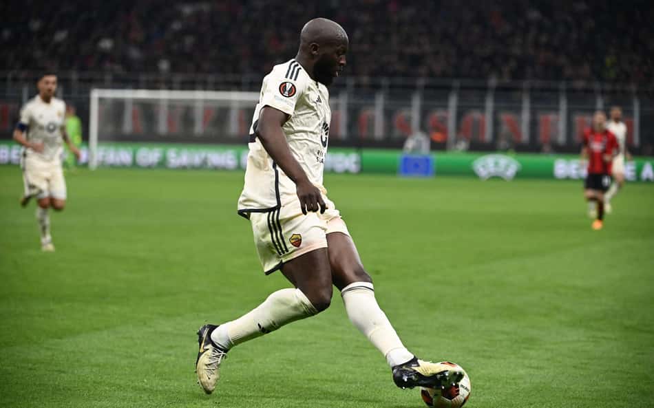 Lukaku 'desmonta' adversário na Europa League, e internet brinca com jogada: 'Bateu na massa'