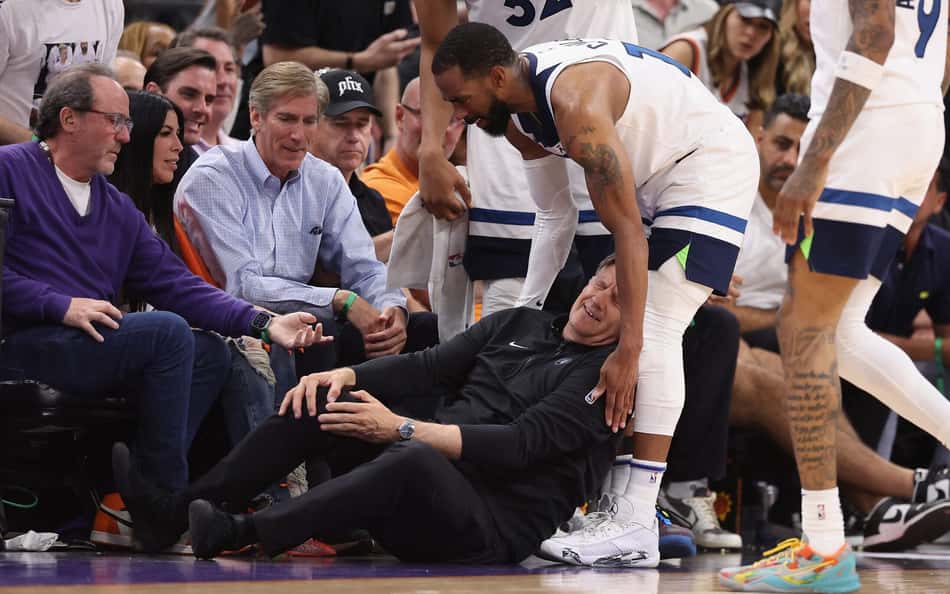 AFP__20240429__2150635407__v2__HighRes__MinnesotaTimberwolvesVPhoenixSunsGameFour-scaled-aspect-ratio-512-320